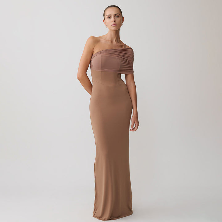 Damen Elegantes und figurbetontes Maxikleid mit einem Schulterdesign und sanften Raffungseffekten Echo Archiv