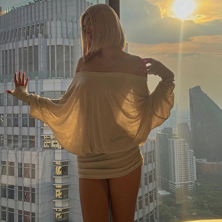 Frauen Oversize Off-Shoulder Feinstrick Mini Kleid mit Batwing Ärmeln und gerafftem Bund – Élara