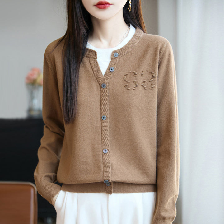 Damen Kurzer Feinstrick-Cardigan mit V‑Schlitzkragen, Rippenblende und dezentem Struktur‑Logo Echoarchiv