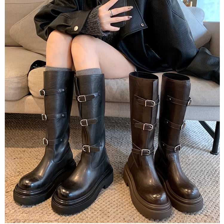 Damen kniehohe Plateau‑Bikerstiefel mit markanter Lug‑Sohle und drei Ziergürteln Echo Archiv