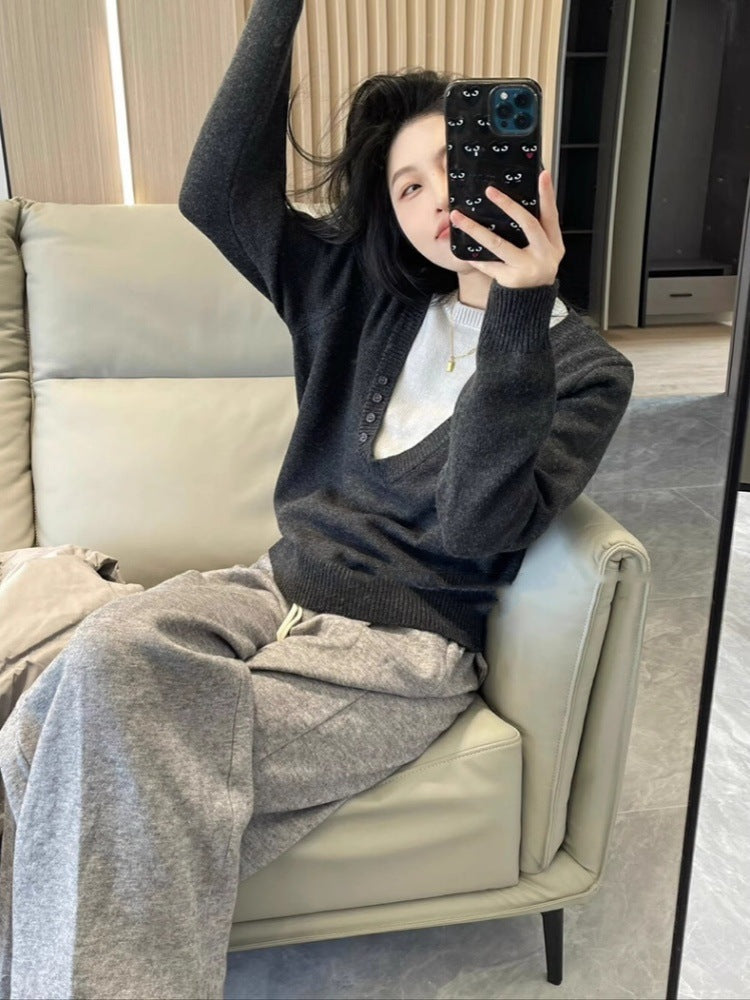 Damen Tiefer V‑Ausschnitt Feinstrickpullover mit Layering‑Effekt und leichter Taillierung Echoarchiv