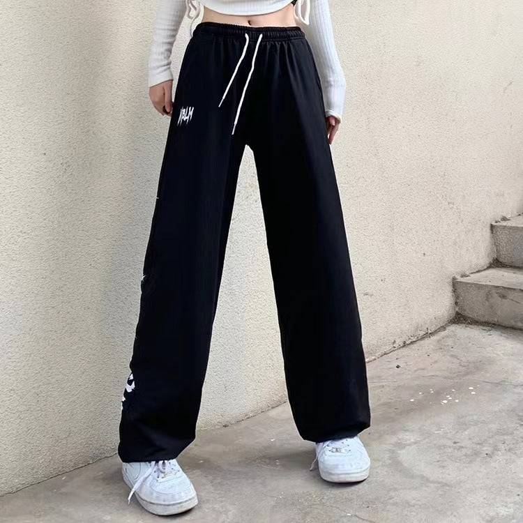 Damen locker geschnittene Wide‑Leg Jogginghose mit hohem Bund und markantem Seitenschriftzug – Avélisse