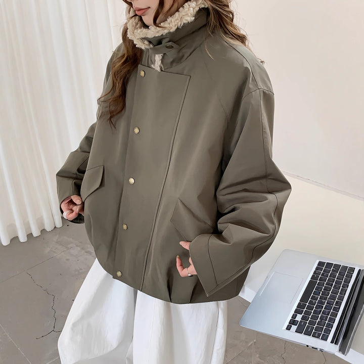 Damen Oversize-Utilityjacke mit hohem Teddykragen und Druckknopfleiste Echoarchiv