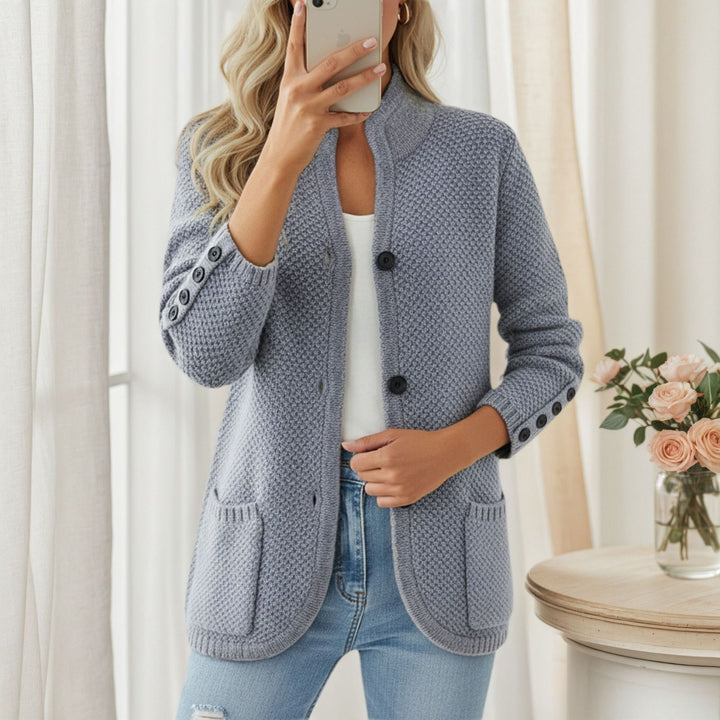Damen nan strukturierte Oversize-Strickjacke mit dekorativer Ärmel-Knopfleiste und aufgesetzten Tasche Echo Archiv