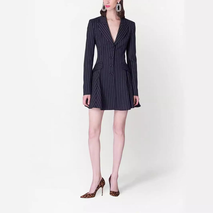 Damen Tailliertes Nadelstreifen-Blazerkleid im modernen Tailoring Echoarchiv