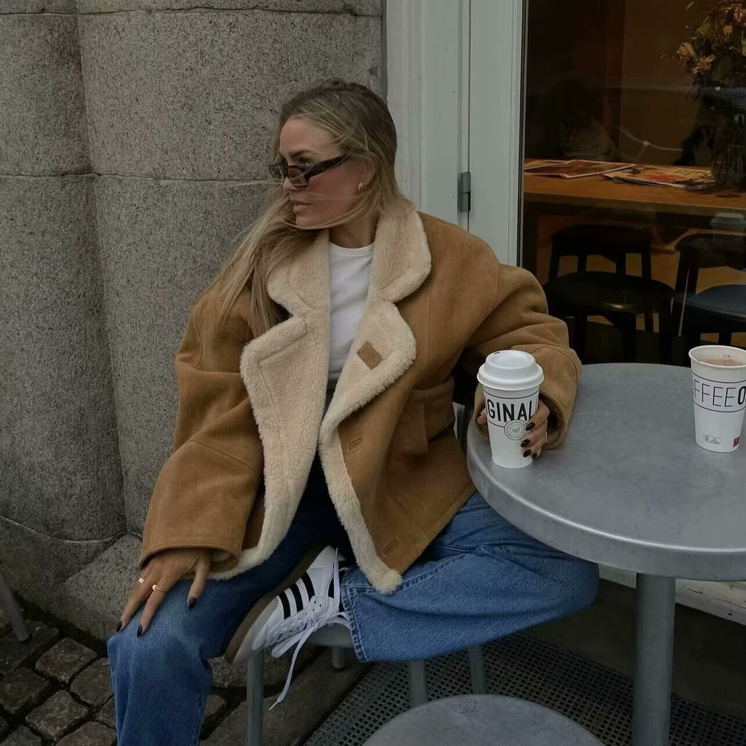 Damen Kurzgeschnittene Fliegerjacke aus Veloursimitat mit Teddyfutter und großem Revers Echo Archiv