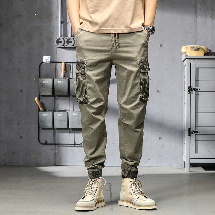 Herren Outdoor‑Cargohose im Joggerstil mit Camouflage‑Kontrast, ergonomischen Knieabnähern und elastischem Komfortbund Echo Archiv