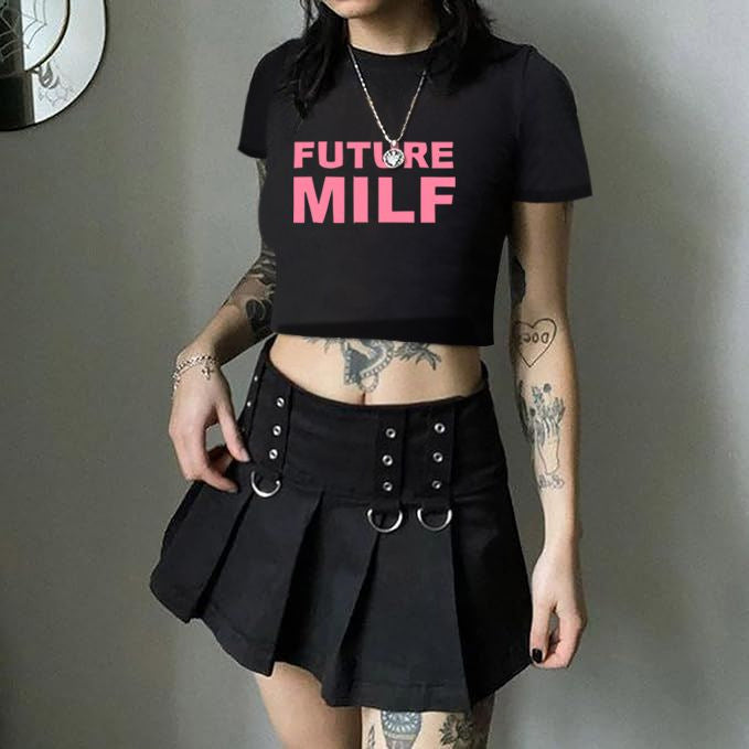 Damen Crop-T-Shirt mit verspieltem Lippenmotiv und modernem Schriftzug Echo Archiv