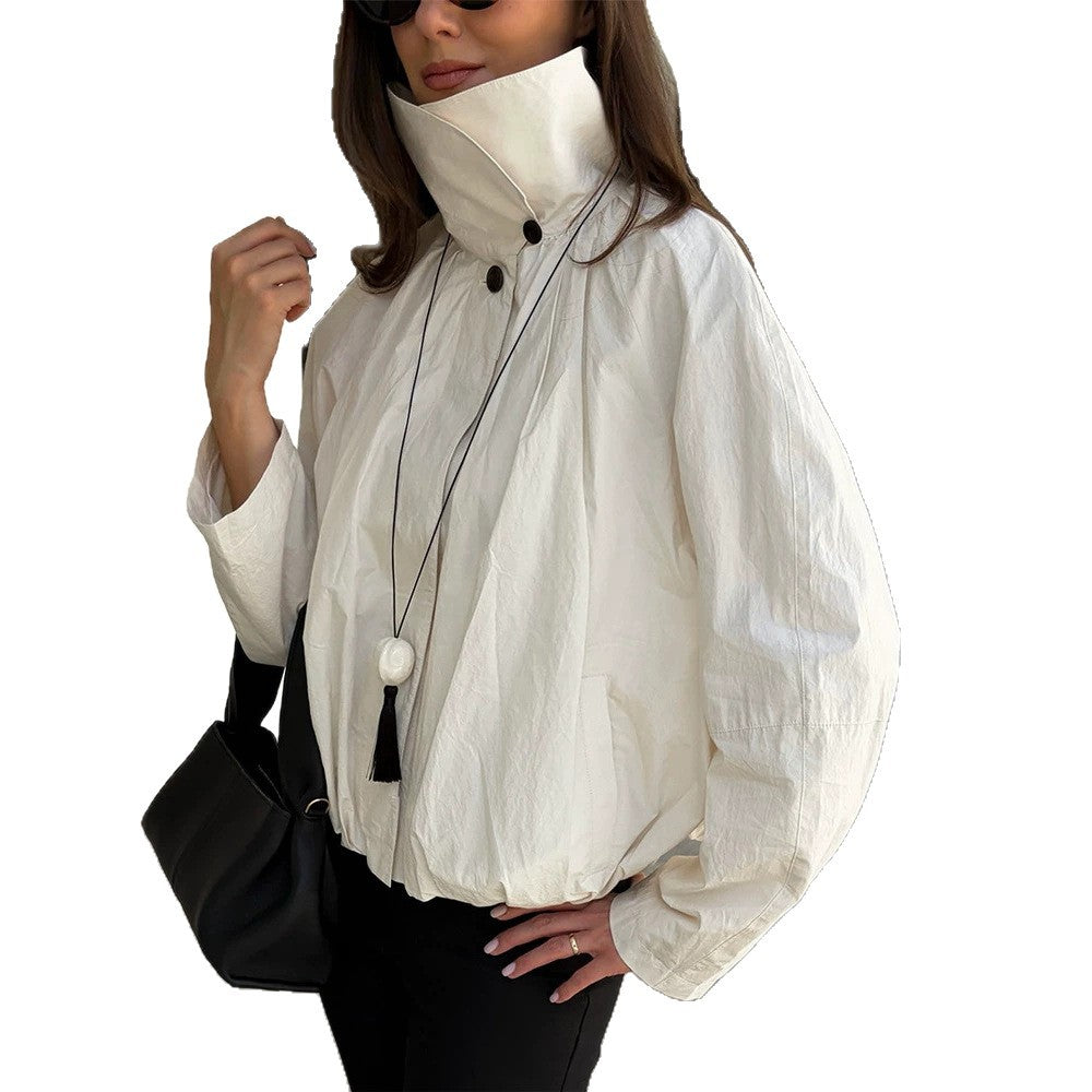 Damen Kurzjacke mit hohem Stehkragen, geraffter Schulterpartie und elastischem Saum Echoarchiv