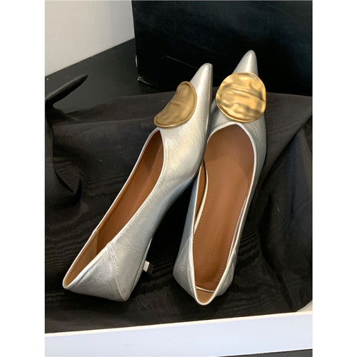 Damen Spitz zulaufende Metallic-Slipper mit dezentem Keilabsatz und appliziertem Deko‑Vamp – Lioré