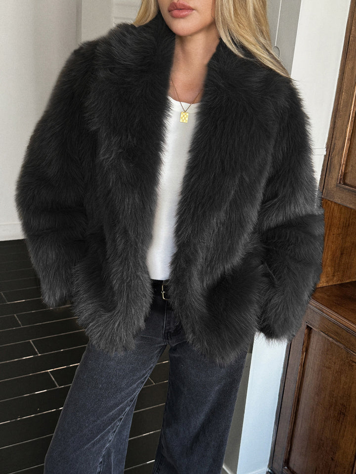 Damen kurzer Faux‑Fur Mantel mit voluminösem Schalkragen, Oversize‑Passform und weichen Textur – Avérine