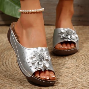 Damen Offene Zehen-Pantoletten mit Blumenapplikation, perforiertem Obermaterial und ergonomischer Keilsohle – Lioré