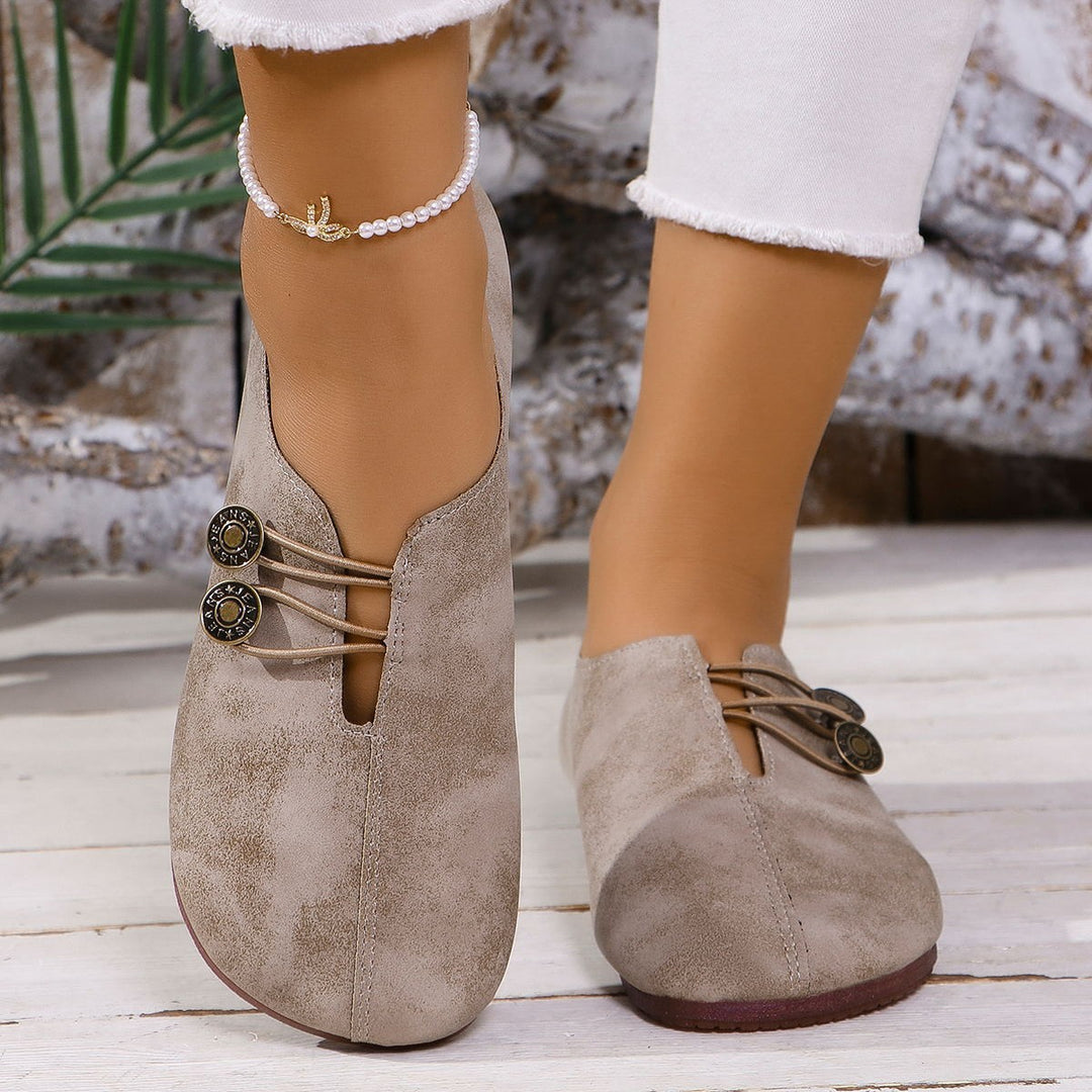 Damen nan weiche vintageinspirierte Ballerina Slipper mit dekorativen Metallknöpfen und elastischer Schnürung Echo Archiv