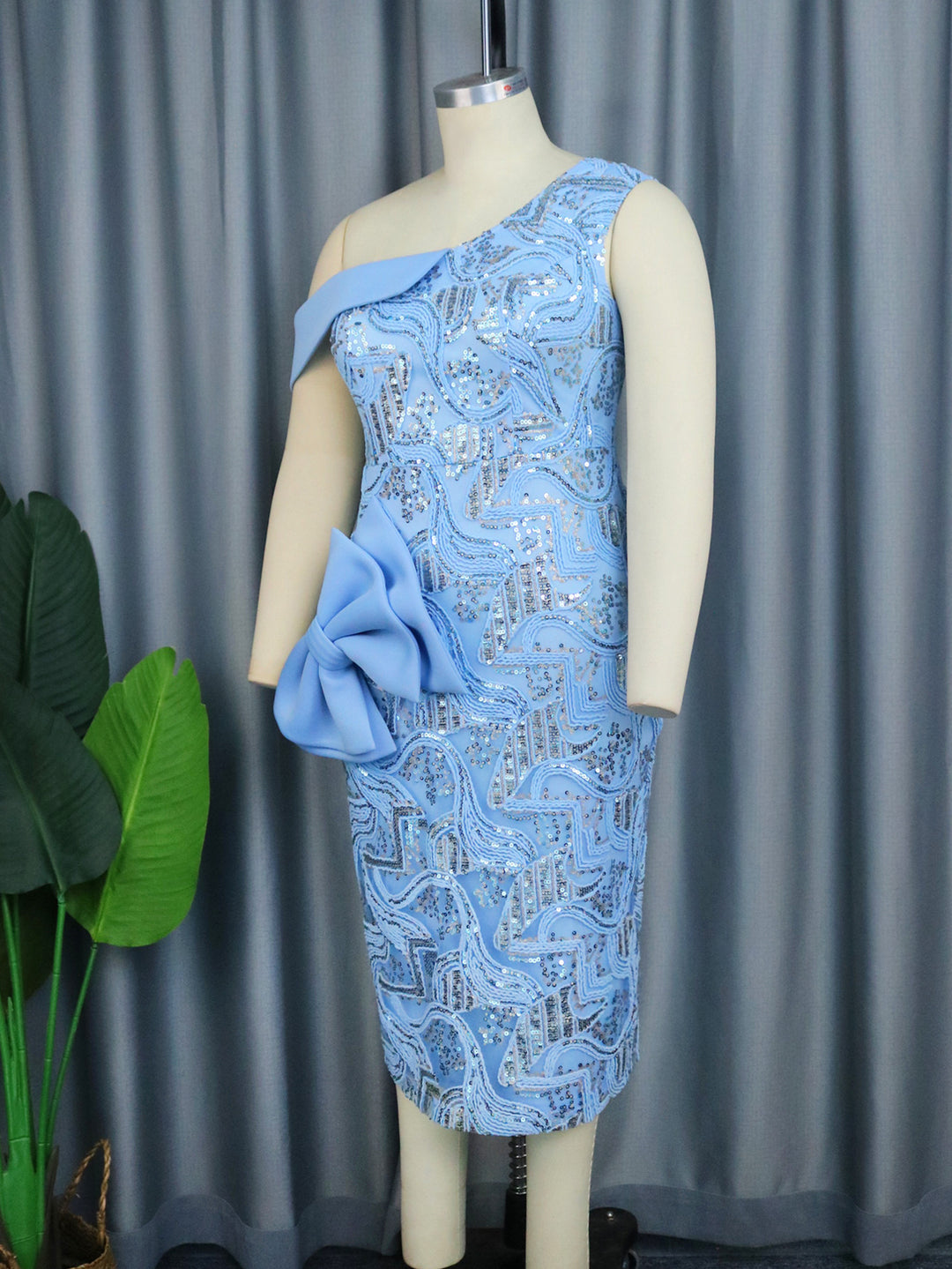 Damen Abendkleid mit asymmetrischem Schnitt und funkelnden Applikationen Echo Archiv
