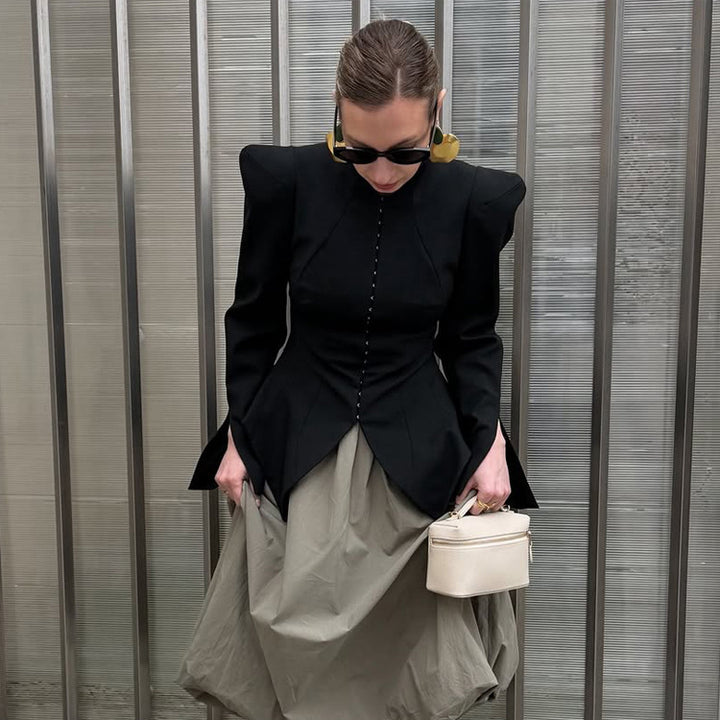 Damen Taillierter Blazer mit skulpturalen Schultern, betonter Taille und spitzem Schößchen Echoarchiv
