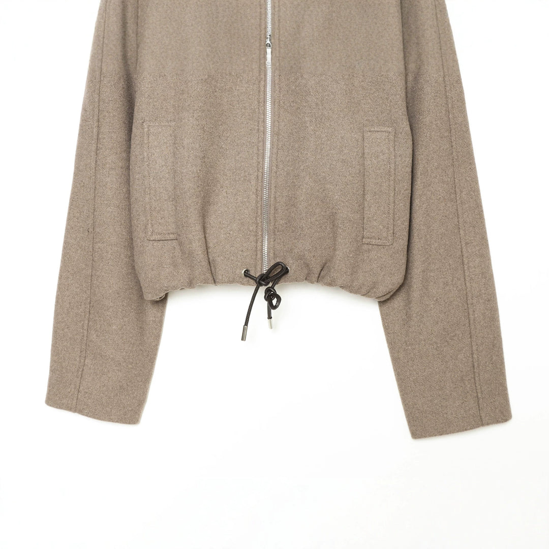 Damen kurze Wolljacke mit durchgehendem Reißverschluss, Umlegekragen und Kordelzugsaum – Célinea
