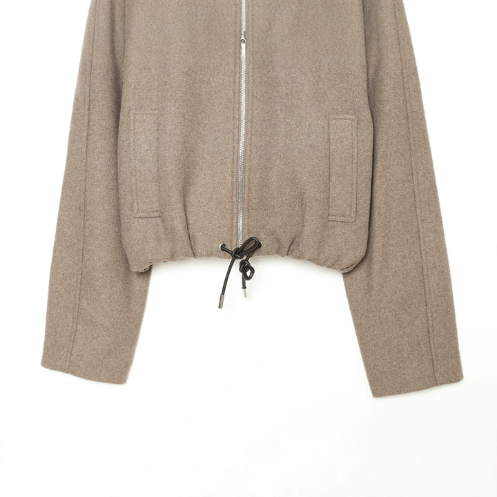 Damen kurze Wolljacke mit durchgehendem Reißverschluss, Umlegekragen und Kordelzugsaum – Célinea