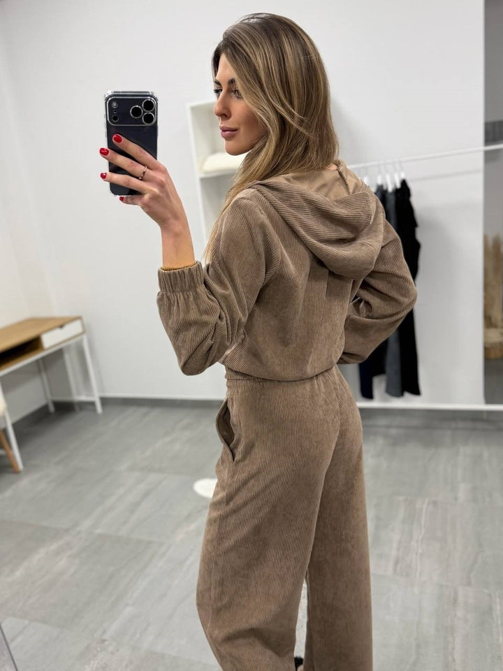 Damen weiches Cordvelours-Zweiteiler mit kurzer Kapuzenzipjacke und weiter Komforthose – Élanora