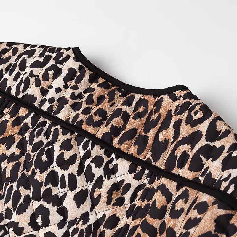 Damen Kurzjacke mit Leo‑Alloverprint, Rundhalsausschnitt und kontrastierender Paspel Echo Archiv
