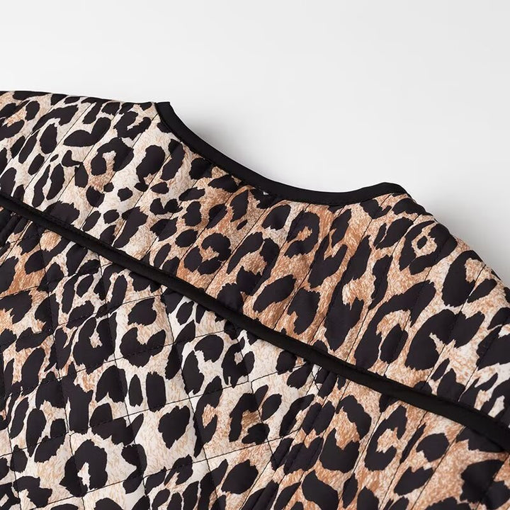 Damen Kurzjacke mit Leo‑Alloverprint, Rundhalsausschnitt und kontrastierender Paspel Echo Archiv