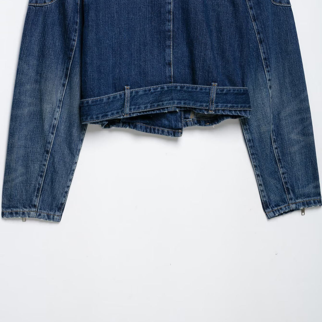 Damen Kurze Denim-Bikerjacke mit Gürtel und asymmetrischem Reißverschluss Echoarchiv