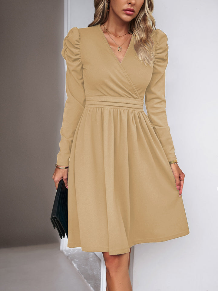 Damen Wickelkleid mit V-Ausschnitt, gerafften Puffärmeln und tailliertem Faltenrock – Élara