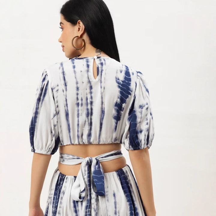 Damen Midikleid mit Batikprint, tailliertem Schnitt, seitlichem Cut-Out und Volant-Saum – Élara