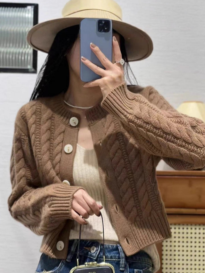 Damen Kurzer Zopfstrick‑Cardigan mit breitem Rippsaum und großen Knöpfen Echoarchiv