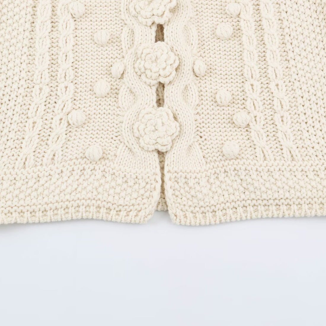 Damen Strickweste mit Zopfmuster, Blumenapplikationen und Noppenstruktur Echoarchiv