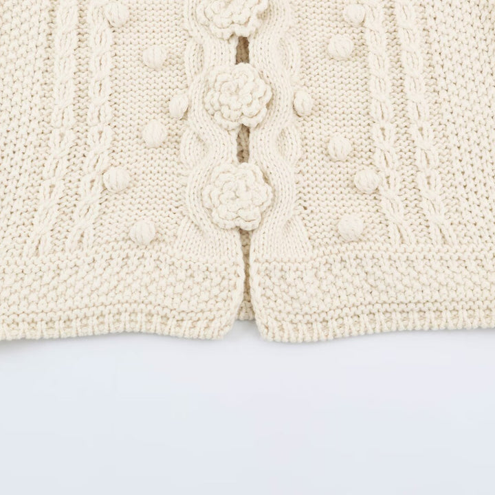 Damen Strickweste mit Zopfmuster, Blumenapplikationen und Noppenstruktur Echoarchiv