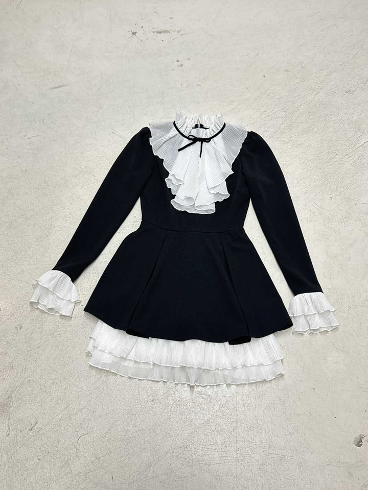 Damen nan viktorianisches Rüschenkleid mit Stehkragen, gerafftem Volant und mehrlagigem Plissee-Unterrock Echo Archiv