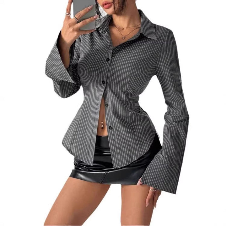 Damen Taillierte Nadelstreifen-Bluse mit ausgestellten Manschetten – Élovi
