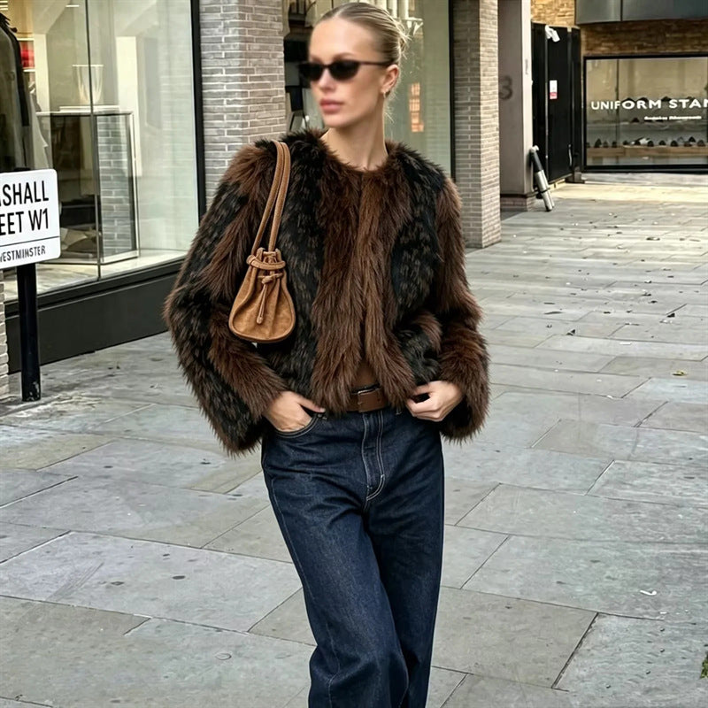 Damen kurzer Kunstfell-Blouson mit kontrastierten Streifen, Boxy-Cut und rundem Ausschnitt – Célinea