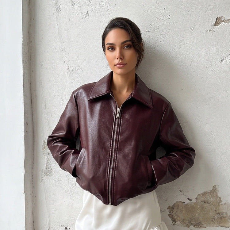Damen Kurzjacke aus veganer Glattleder‑Optik mit spitzem Hemdkragen und frontalem Reißverschluss Echoarchiv