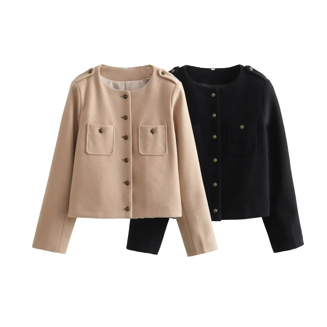 Damen kurze Wolloptik-Jacke mit Rundhalsausschnitt, aufgesetzten Pattentaschen und Schulterpatten – Célinea