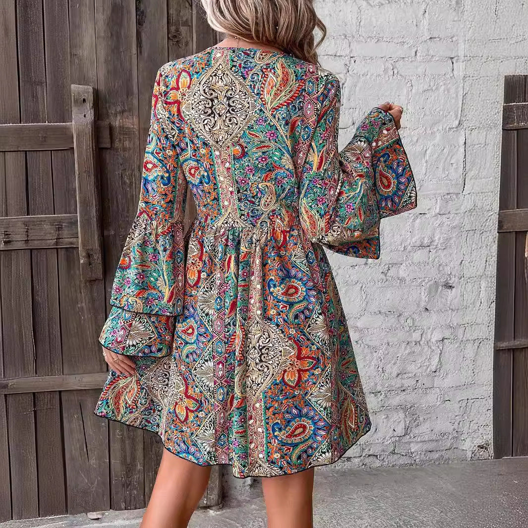 Damen nan Boho-Minikleid mit tiefem V-Ausschnitt, Trompetenärmeln und geraffter Taille Echo Archiv