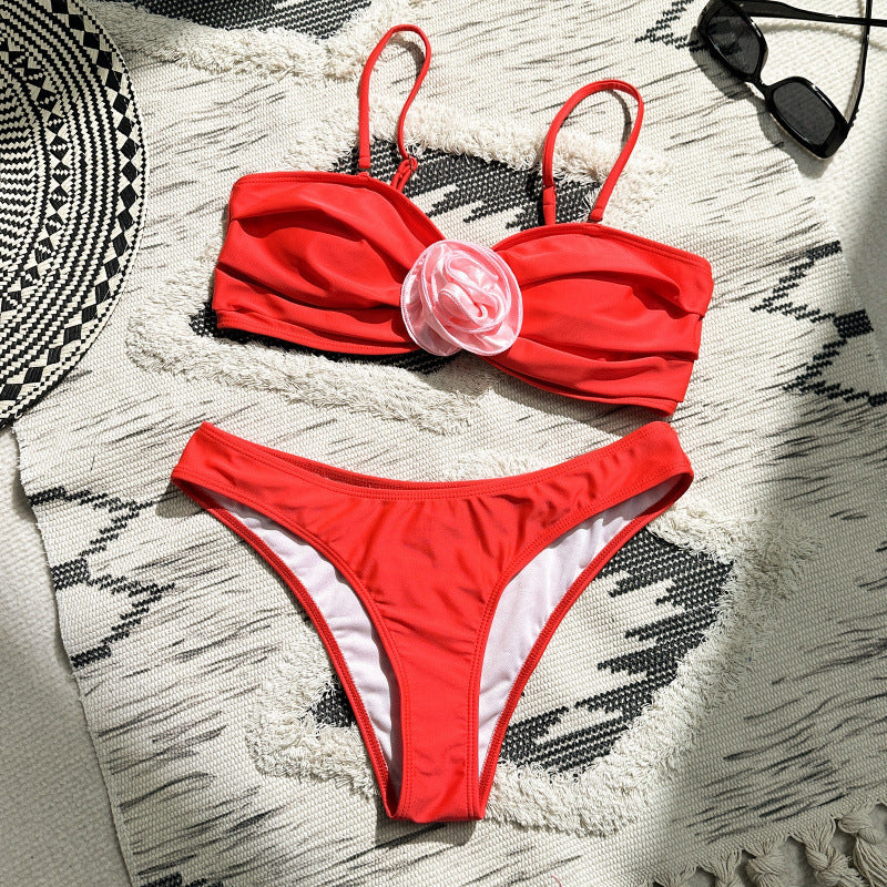 Damen Bikini-Set mit eleganter Rüschendetailierung und verführerischem Blumenakzent Echo Archiv