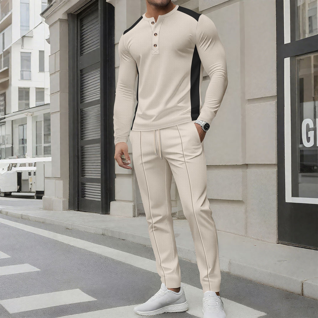 Herren modisches Freizeit-Set mit strukturiertem Langarmshirt und passenden Jogginghosen Echoarchiv