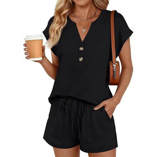 Damen Lässiges zweiteiliges Lounge-Set mit Knopfleiste, Kordelzugshorts und Eingrifftaschen – Élanora