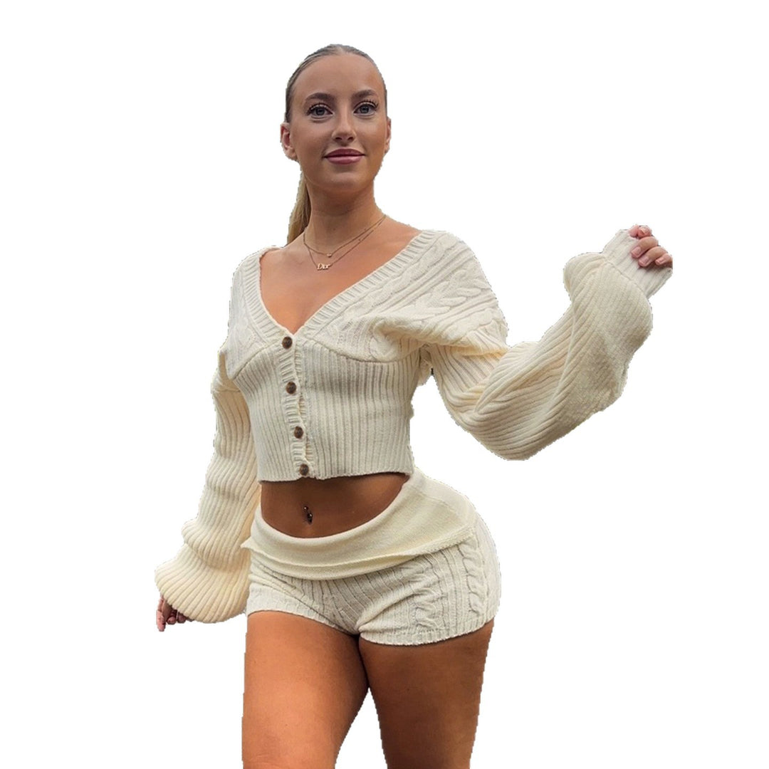 Damen nan taillierter Strickcardigan mit V-Ausschnitt, Zopfmusterärmeln und dekorativen Holzknöpfen Echo Archiv