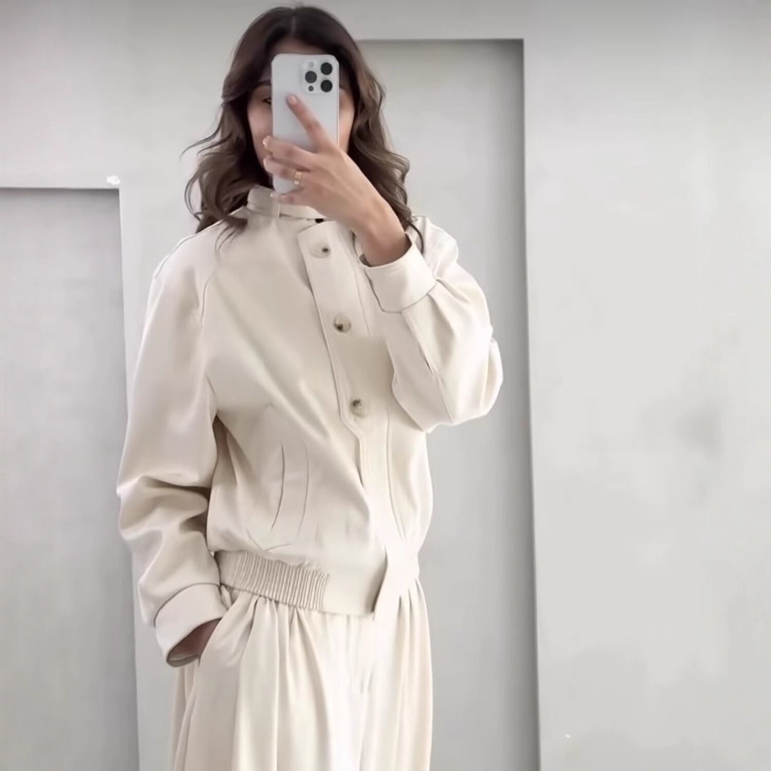 Damen Kurz geschnittene Blousonjacke aus softem Scuba‑Stoff mit Stehkragen und Zierknopfleiste Echo Archiv