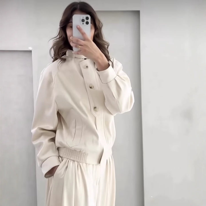 Damen Kurz geschnittene Blousonjacke aus softem Scuba‑Stoff mit Stehkragen und Zierknopfleiste Echo Archiv