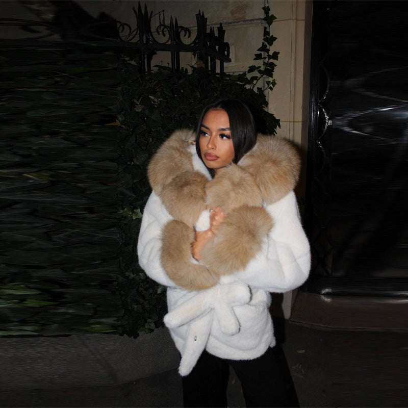 Damen Kurzer Teddy-Kunstpelz-Mantel mit Kapuze, Steppfutter und Bindegürtel Echo Archiv