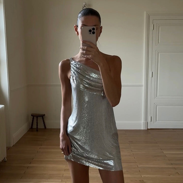 Damen schimmerndes Mini-Etuikleid mit asymmetrischen Trägern und elegantem Drapierungsdetail Echo Archiv