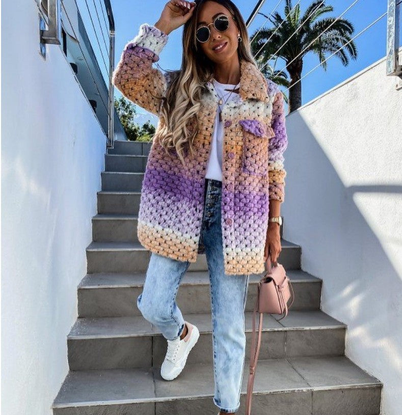 Damen Gehäkelte Oversize-Strickjacke mit Farbverlauf, Knopfleiste und aufgesetzten Taschen – Célinea