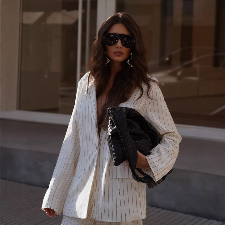 Damen Zweiteiliges Nadelstreifen-Anzugset mit Oversize-Blazer und weiter Bundfaltenhose Echoarchiv