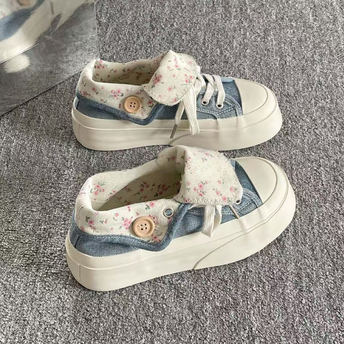 Damen Plattform-Sneaker mit floralem Innenfutter und gemütlichem Kragen – Névara