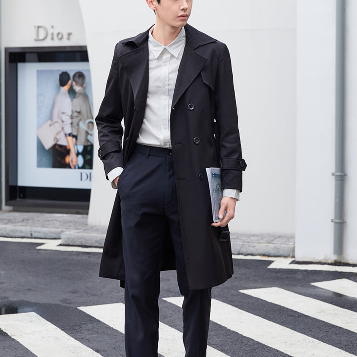 Herren Eleganter taillierter Trenchcoat mit doppelter Knopfleiste und Bindegürtel Echoarchiv