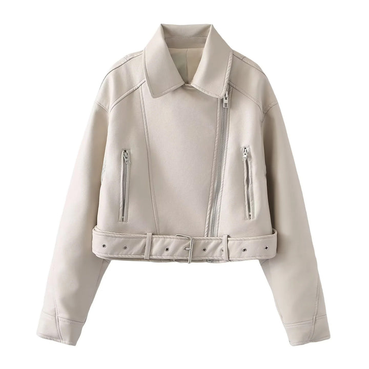 Damen kurzer Bikerjacke aus veganem Lederimitat mit asymmetrischem Reißverschluss, Taillengürtel und Schulterklappen – Célinea