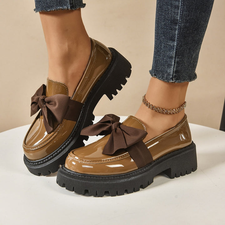Damen Lack-Loafer mit markanter Profilsohle und Zierschleife Echoarchiv